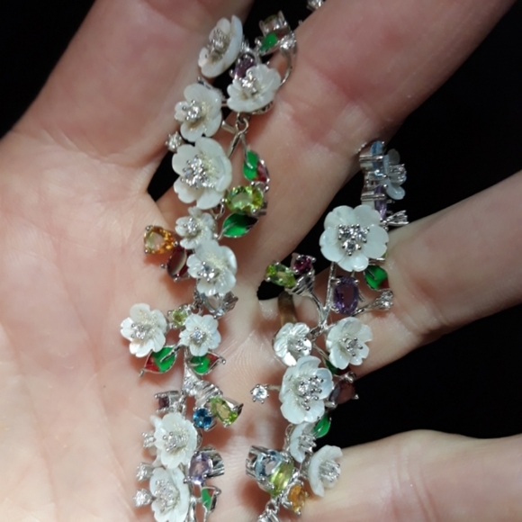 Natural Gemstone Flower Bracelet - Picture 2 of 2